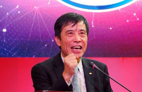 焦俊艳饰草莓焦俊艳饰演的缉毒警察赵红雨身旁的;义字，生动映衬了自己持枪的干练形象，一句;我不会放过任何一个有嫌疑的人更是表明自己的正义感和使命感；焦俊艳饰演的赵红雨则身着白衬衣，目光澄澈且坚定，这与她在预告中叛逆少女的造型截然不同；而陈数饰演的林白玉则保持了电视台主持人的优雅气质，但藏在窗帘后的她面色紧张，透露出些许不安……焦头烂额的吴镇宇和袁咏仪焦香厚实的五花肉山焦香厚实的五花肉山焦裕禄作为全党干部的学习榜样，焦裕禄精神影响了一代又一代人